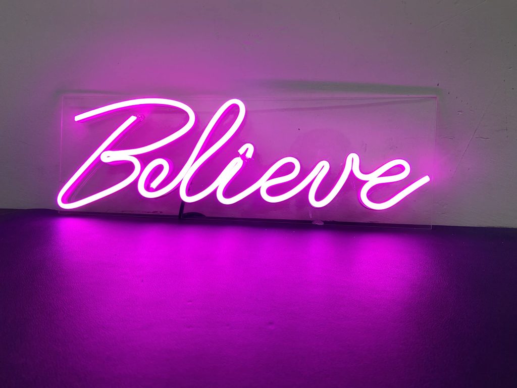 تفاوت تابلو نئون پلاستیکی با تابلو چلنیوم